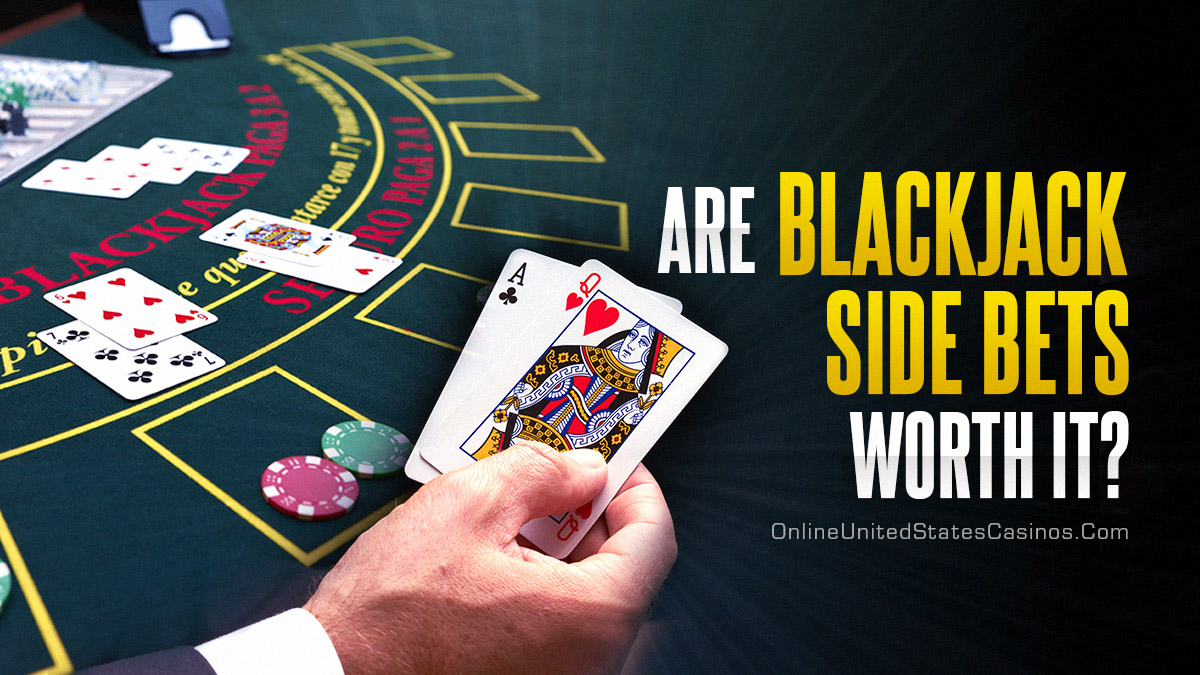 Blackjack yan bahisleri benim için buna değer mi?  Makale başlığını içeren öne çıkan resim - kartları tutan bir eli ve bir blackjack masasını gösterir.