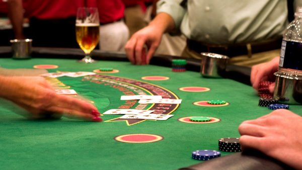 İnsanların bahis oynadığı fiziksel casino blackjack masası.